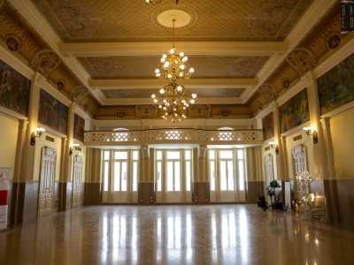 Parliamo di un sontuoso salone usato in passato per ricevimenti che ricorda le sale da ballo dei palazzi nobiliari. � illuminato da entrambi i lati da enormi vetrate ad arco...